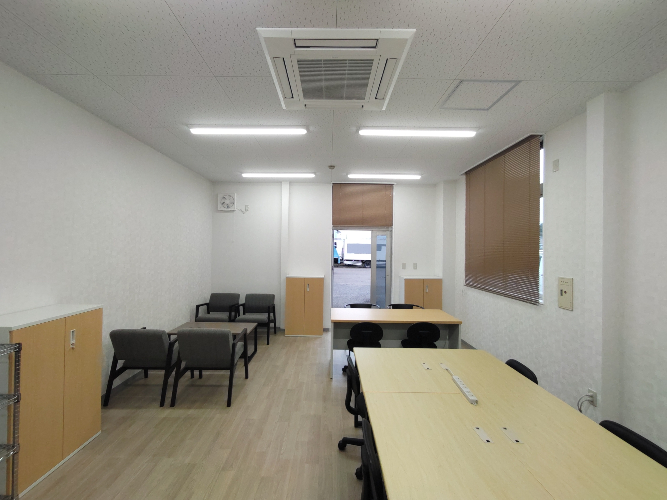 休憩スペースだった事務所を多用途活用できる空間に一新した坂本自動車商会様のリニューアル事例